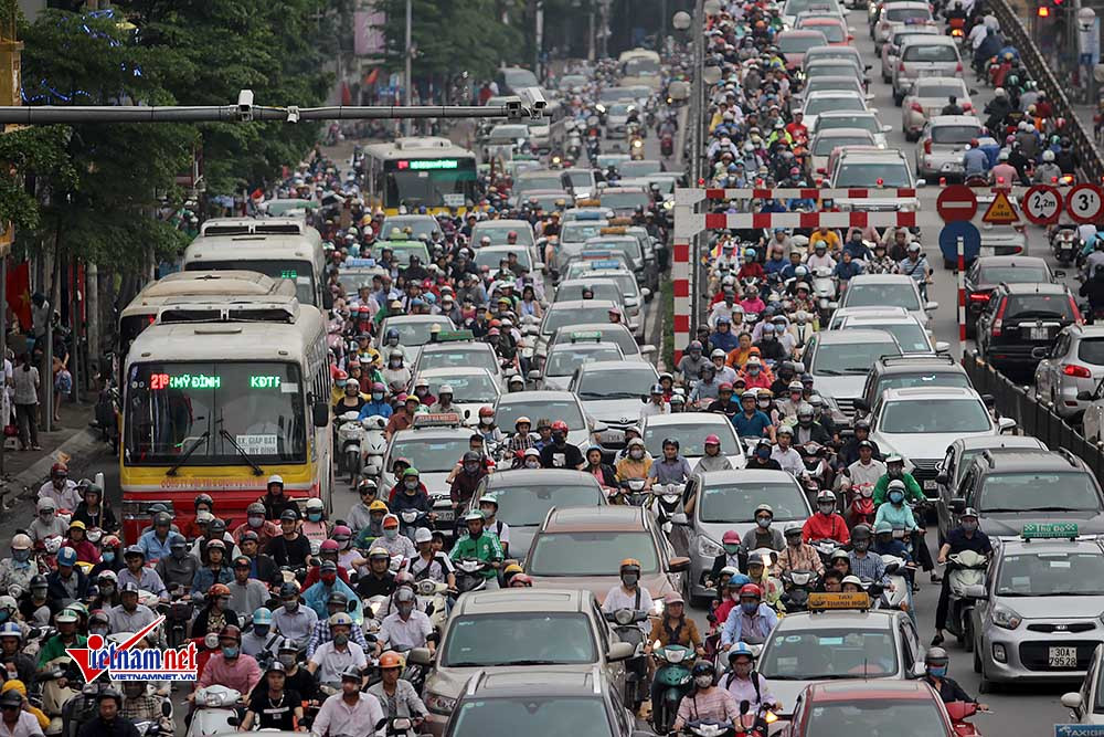 Đường Tây Sơn hướng đi Nguyễn Trãi tắc nghẹt giờ tan tầm cuối tuần. Ảnh: Đoàn Bổng