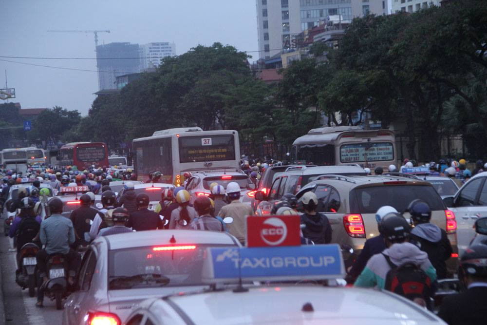 Tuy nhiên, bên ngoài bến xe Giáp Bát, dọc tuyến đường Giải Phóng hướng ra khỏi thành phố xảy ra ùn tắc kéo dài. Ảnh: Trần Thường