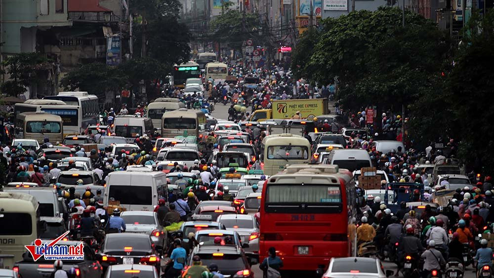 Đường Trường Chinh cũng kín đặc các phương tiện. Ảnh: Đoàn Bổng