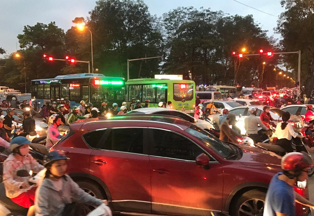 Người dân ùn ùn về quê nghỉ lễ 30/4 khiến các cửa ngõ Hà Nội tắc nghiêm trọng, nhất là cửa ngõ đường Giải Phóng đi Pháp Vân, quốc lộ 1. Ảnh: Trần Thường