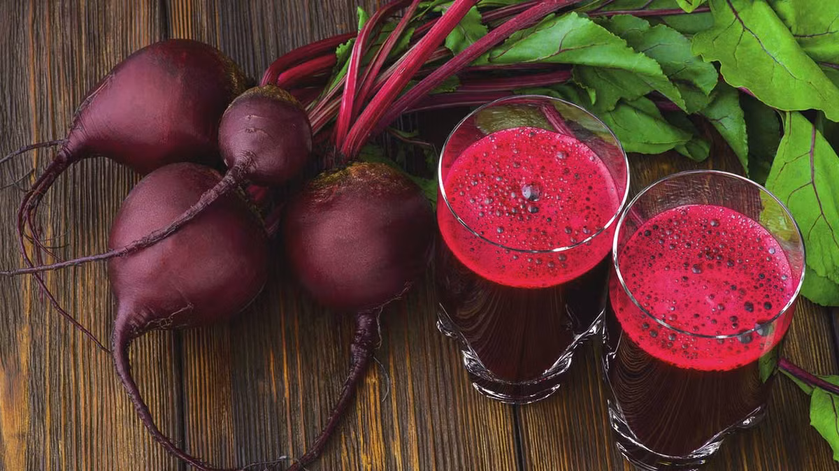 Củ cải đường giúp tăng cường sức khỏe của gan và thúc đẩy quá trình sản xuất máu. Điều này là nhờ củ cải đường chứa hai chất flavonoid và beta-carotene.