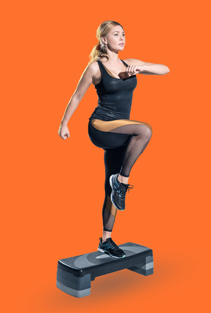 Bước chân lên bục: Bước chân phải lên bục rồi bước tiếp chân trái lên. Nâng đầu gối phải lên cao cho mông căng nhất và đổi bên. Lặp lại 20 lần mỗi chân.