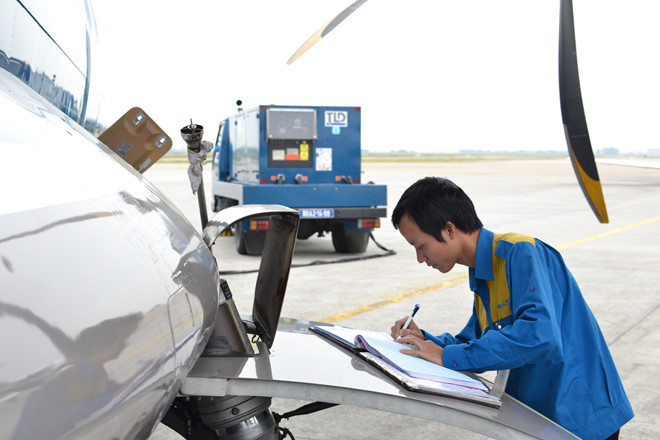 Không chỉ có phi công bức xúc về thu nhập và việc bị "trói chân" bằng hợp đồng. Ảnh: VAECO.