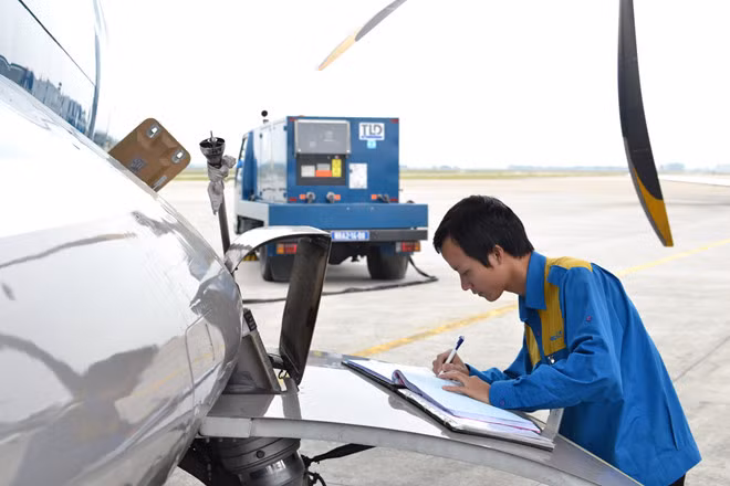 Không chỉ có phi công bức xúc về thu nhập và việc bị "trói chân" bằng hợp đồng. Ảnh: VAECO.