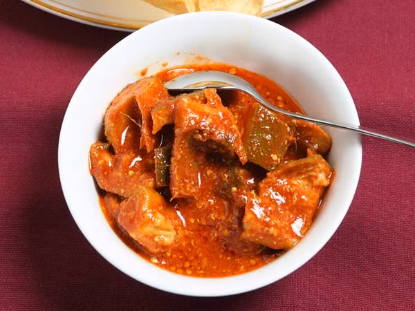 Dưa cải chua rất ngon nhưng hàm lượng nuối trong món ăn này có thể làm tăng mức huyết áp. Do đó, nếu muốn ăn, bạn nên chọn dưa chua chứa lượng muối thấp. Nguồn ảnh: Boldsky.