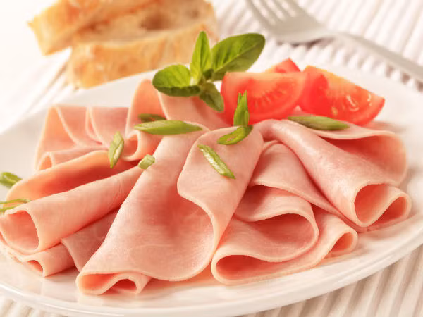 Thực phẩm chế biến đông lạnh như thịt gà, thịt bò, thịt lợn, cá, tôm, xúc xích gà nướng, khoai tây chiên thường có hàm lượng natri (muối) cao để bảo quản. Ăn các sản phẩm đông lạnh này có thể làm tăng mức huyết áp.