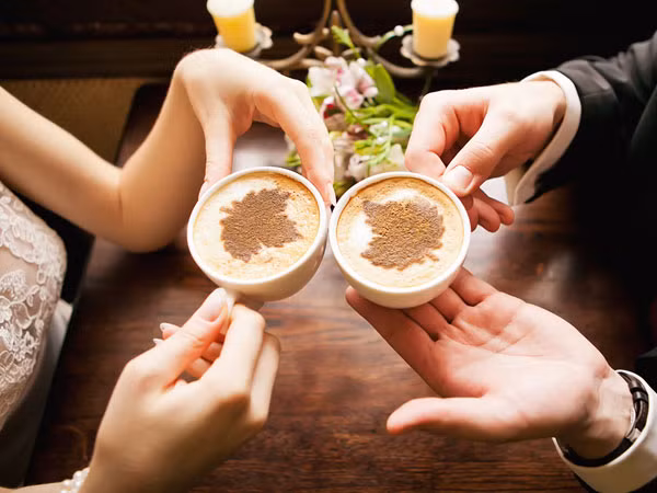 Nhâm nhi một tách cà phê ấm trong tiết trời se lạnh của buổi sáng mùa đông là cách tuyệt vời để bắt đầu ngày mới. Tuy nhiên, dùng caffeine có thể dẫn đến tăng mức huyết áp. Do đó, bạn chỉ nên uống cà phê 1-2 lần một tuần.