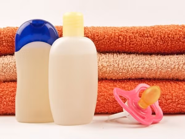 Baby Lotion (kem dưỡng em bé) là một chất làm ẩm da tuyệt vời. Kem này có giá cả phải chăng và hoàn hảo cho tất cả các loại da.