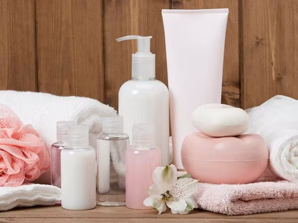 Calamine Lotion là sản phẩm chăm sóc da có chứa oxit kẽm và oxit sắt. Nó được sử dụng cho nhiều vấn đề về da như mụn trứng cá và phát ban, giúp làm dịu các chứng viêm nhiễm mụn trứng cá hay dùng để trị da khô. Để dưỡng ẩm da, bạn có thể bôi kem này sau khi rửa mặt và để yên khoảng 3 giờ rồi rửa sạch.