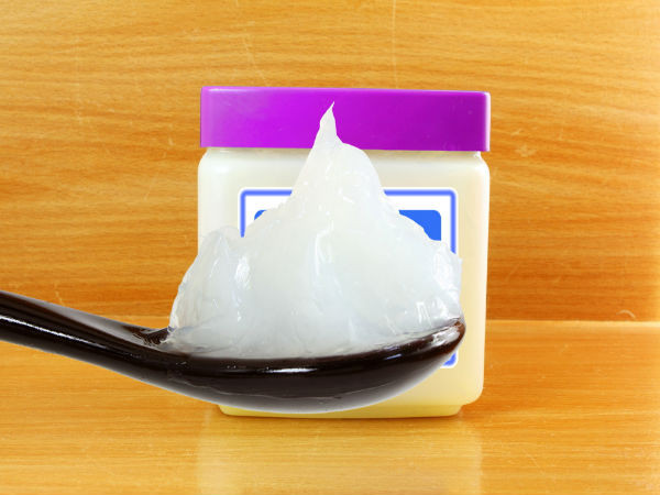 Sáp dưỡng ẩm vaseline là một sản phẩm làm đẹp bình dân có thể tìm thấy trong tất cả các tủ thuốc. Nó được sử dụng để dưỡng môi nẻ, gót nứt hoặc các vùng da khô.