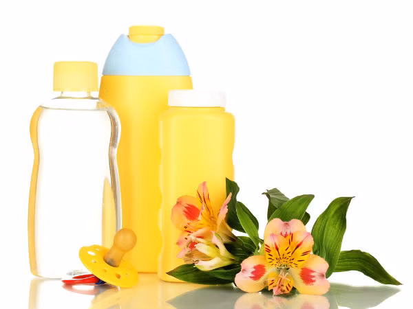 Dầu em bé (baby oil) có thể được sử dụng sau khi tắm để tăng thêm độ ẩm cho làn da bị khô. Một lợi ích khác của dầu em bé là nó có thể được sử dụng để loại bỏ trang điểm không thấm nước. Chỉ cần lấy một ít giọt dầu thấm vào quả bông và sử dụng nó để loại bỏ trang điểm.