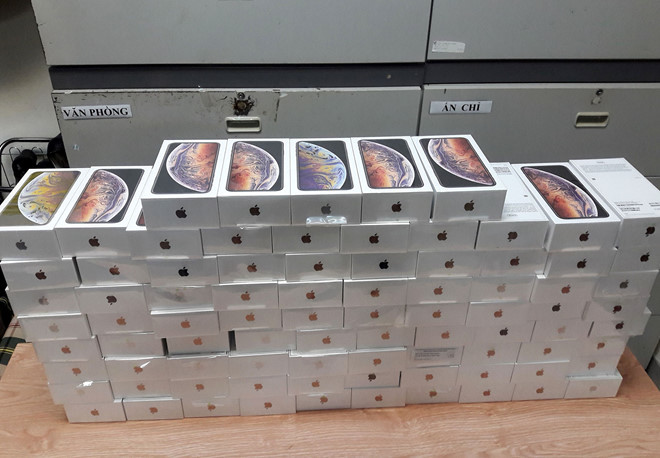 4 du khach giau 250 iPhone XS nhap canh vao Viet Nam
