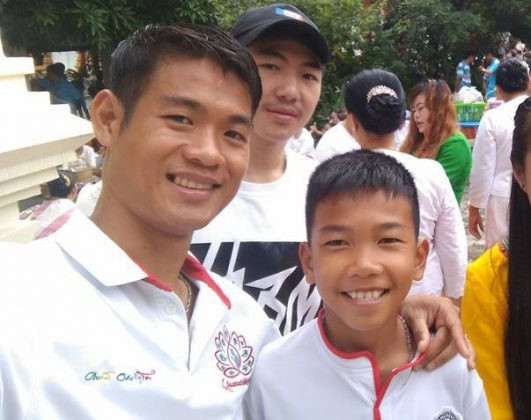 Ekkapol Chantawong, huấn luyện viên 25 tuổi của đội bóng nhí mắc kẹt trong hang Tham Luang.