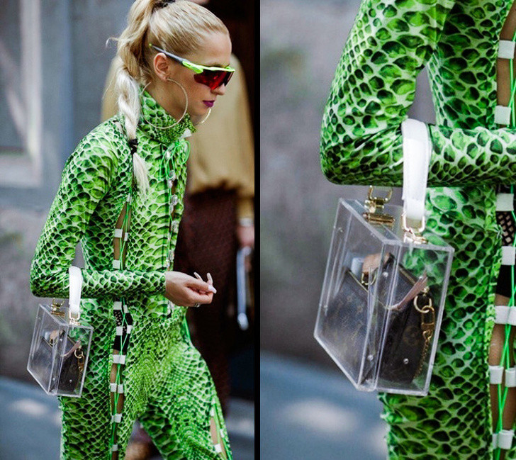 Người diện bộ quần áo lạ đời này trông giống một con rắn xanh đi dạo trên phố.