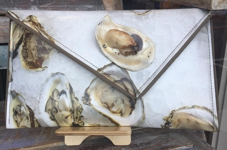 Chiếc túi cầm tay có họa tiết con hàu rất chân thực.