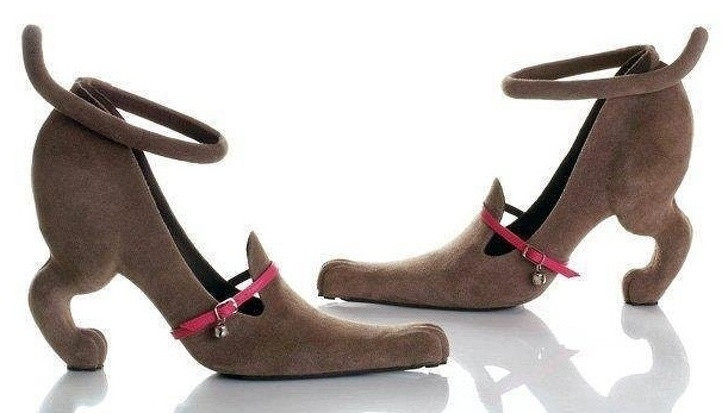 Đôi giày có thiết kế khó đỡ khác. Ảnh: BS.