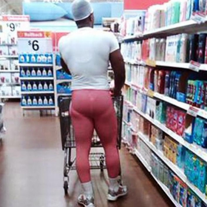 Quý ông mặc áo trắng, quần hồng bó sát bất chấp mọi ánh nhìn kỳ thị.