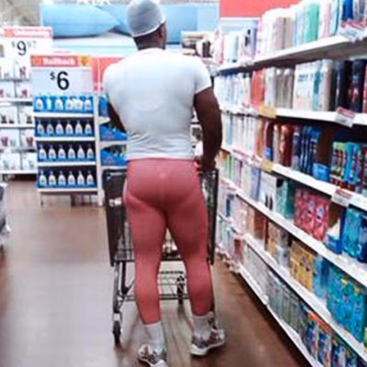 Quý ông mặc áo trắng, quần hồng bó sát bất chấp mọi ánh nhìn kỳ thị.