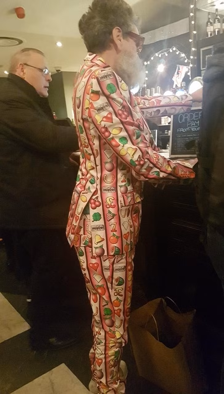 Quý bà này trưng diện cả một "xe bán trái cây" trên người.