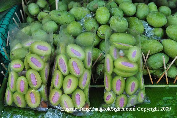 Ban đầu khi còn sống thì quả có màu xanh nhưng khi chín thì chuyển sang màu vàng ươm. Ảnh: Bangkoksights.
