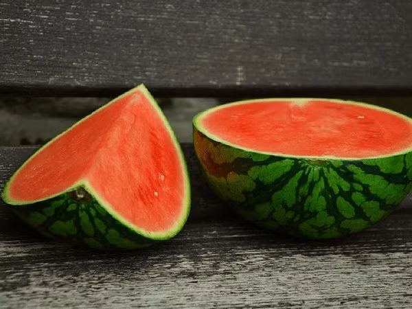 Dưa hấu là một loại quả giàu kali và lycopene. Lycopene là chất màu thực vật tự nhiên làm giảm nguy cơ ung thư nhất định. Do vậy, hãy ăn dưa hấu thường xuyên. Ảnh: Boldsky.