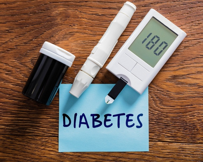 Bệnh tiểu đường: Bệnh tiểu đường có ảnh hưởng tiêu cực đến quá trình tuần hoàn máu, vì vậy, cơ thể rất dễ bị bầm tím. Do vậy, vết bầm tím cũng có thể là triệu chứng của bệnh tiểu đường ở giai đoạn rất sớm. Các triệu chứng khác: bạn thường khát, vết thương lành lâu hơn, cảm thấy mệt mỏi nhanh chóng, thị lực bị mờ và có những đốm trắng trên da.