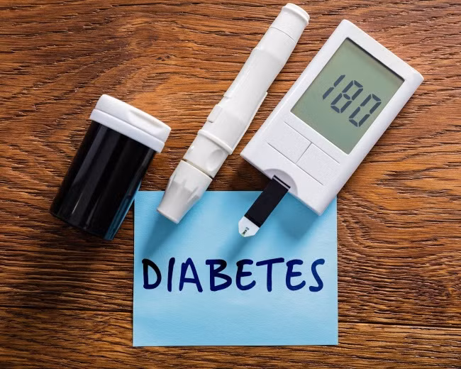 Bệnh tiểu đường: Bệnh tiểu đường có ảnh hưởng tiêu cực đến quá trình tuần hoàn máu, vì vậy, cơ thể rất dễ bị bầm tím. Do vậy, vết bầm tím cũng có thể là triệu chứng của bệnh tiểu đường ở giai đoạn rất sớm. Các triệu chứng khác: bạn thường khát, vết thương lành lâu hơn, cảm thấy mệt mỏi nhanh chóng, thị lực bị mờ và có những đốm trắng trên da.