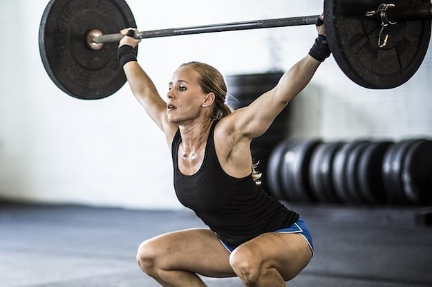 Việc tập luyện thể dục quá sức, nâng vật nặng cũng có thể gây ra các vết bầm tím. Ảnh: BS.