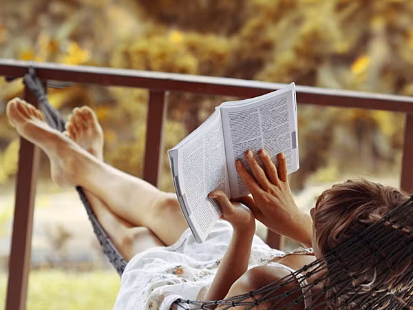 Các nghiên cứu đã chứng minh rằng việc đọc sách là vô cùng tốt cho não. Nó không chỉ cải thiện trí tưởng tượng và sự sáng tạo mà còn nâng cao vốn từ vựng, khả năng thông cảm và khả năng diễn đạt suy nghĩ rõ ràng hơn trong cuộc sống.