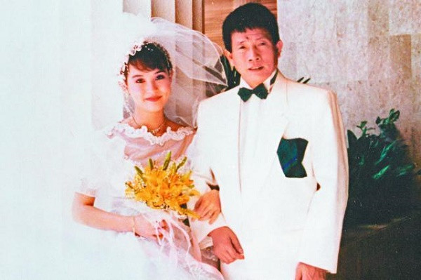 Cả hai kết hôn trong sự chấp thuận của người vợ cả.