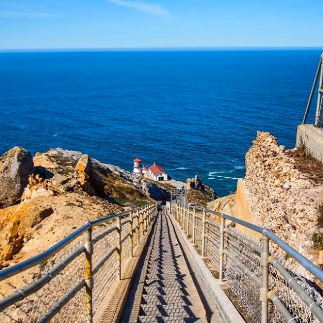 Trong phim, đợt sương mù dày đặc kéo đến phủ kín thị trấn ven biển được tái hiện ngay chính địa điểm này. Đây là công trình lịch sử được xây dựng từ năm 1870 cho các thủy thủ. Tuy nhiên ngọn hải đăng này đã ngừng hoạt động vào năm 1975 nên du khách đến tham quan chỉ có thể chụp ảnh từ xa.