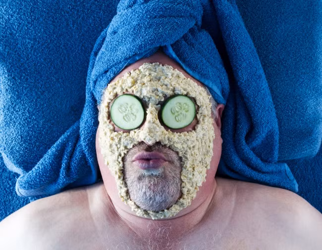 4 muỗng yến mạch xay nhuyễn và thêm 1 muỗng mật ong. Sau đó, thêm một quả trứng và trộn tất cả các thành phần. Đắp mặt nạ trong 15 phút và rửa sạch bằng nước ấm. Mặt nạ yến mạch là một cách rẻ tiền để dưỡng da sáng mịn. Ảnh: BS.