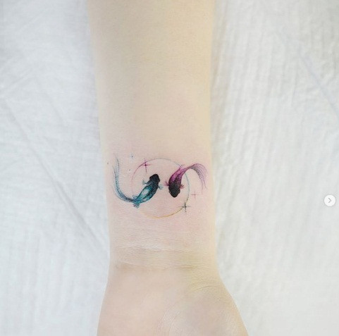 Đôi cá cảnh "bơi lượn" trên cổ tay.