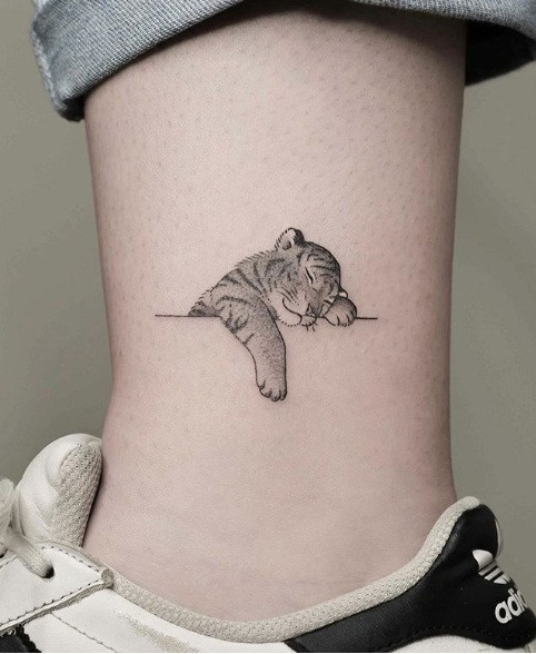 Đặc biệt, theo xu hướng chung hiện nay, các cô nàng rất thích những mẫu xăm nhỏ đẹp không gây chú ý mạnh nhưng vẫn rất ấn tượng.