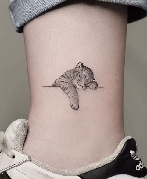 Đặc biệt, theo xu hướng chung hiện nay, các cô nàng rất thích những mẫu xăm nhỏ đẹp không gây chú ý mạnh nhưng vẫn rất ấn tượng.