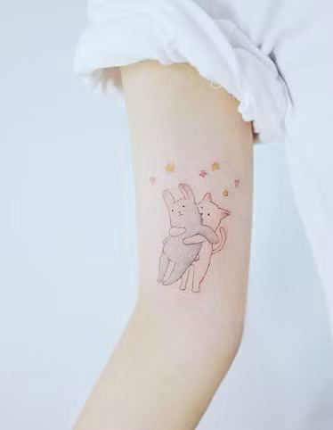 Phổ biến hơn cả là hình xăm trên cánh tay.