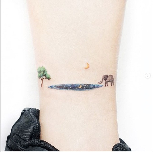 Hay xăm hình nhỏ trên cổ chân.