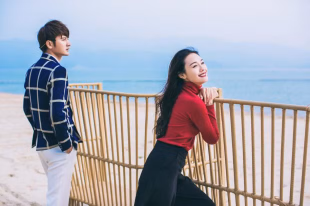 Cô gái hạnh phúc với mối tình tưởng chừng như không có gì ngăn cách được. Ảnh minh họa.