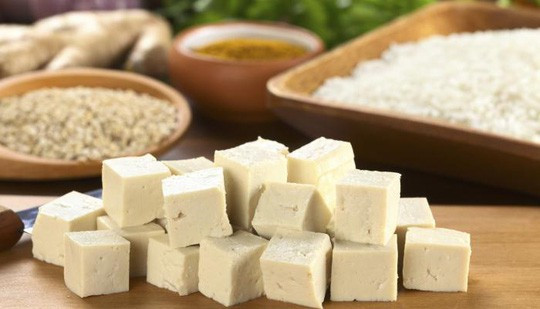 Đậu hũ là món ăn chứa nhiều protein thực vật, chính vì thế khi ăn nhiều bạn sẽ có cảm giác no lâu. Ngoài ra đậu hũ còn có tác dụng đánh tan mỡ thừa ở phần bụng. Chính vì lợi ích này mà bạn nên tập thói quen ăn đậu hũ thay những thức ăn chính trong bữa ăn.