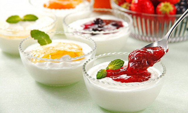 Sữa chua chứa thành phần dinh dưỡng và hàm lượng protein cao nên có thể kìm hãm cân nặng và chăm sóc da của bạn sáng khỏe hơn. Khi bước vào chế độ ăn kiêng thì nhiều cô gái thường lựa chọn sữa chua để bổ sung nguồn protein dồi dào và hạn chế cơ thể hấp thụ calories, làm tăng cảm giác no lâu hơn.