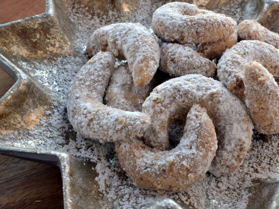 Bánh Vanillekipferl, Áo: Đây là bánh quy giòn được làm từ quả hạnh nhân và vani với đường. Cái tên vanillekipferl dịch thành "mặt trăng vani” và bánh có hình dạng trăng lưỡi liềm.