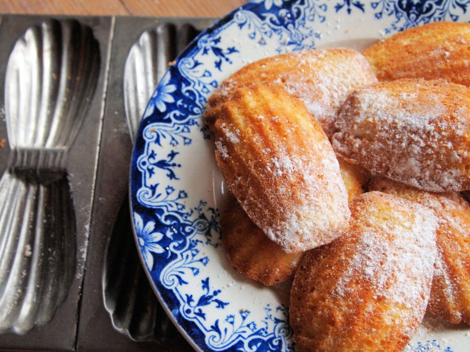 Bánh Madeleines của Pháp: Về mặt kỹ thuật, Madeleine thực sự là một chiếc bánh xốp nhưng kích thước nó đủ nhỏ để làm bánh quy. Loại bánh này có hình vỏ sò xinh xắn.