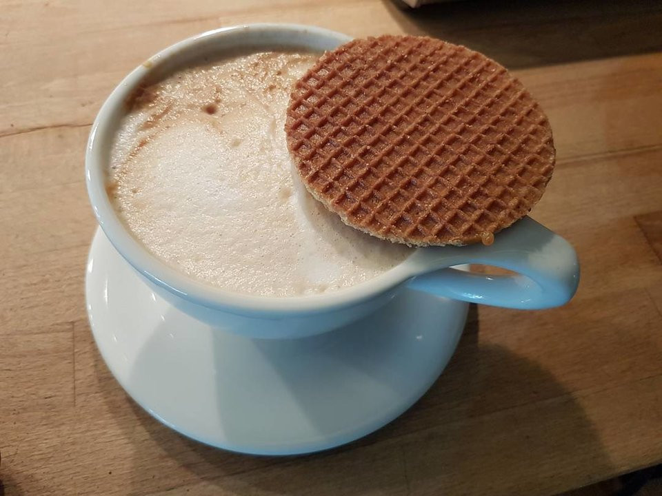 Bánh Stroopwafels vừa là món tráng miệng vừa là món thường được ăn trong bữa ăn sáng ở Hà Lan. Bánh thường dùng kèm cà phê và trà.
