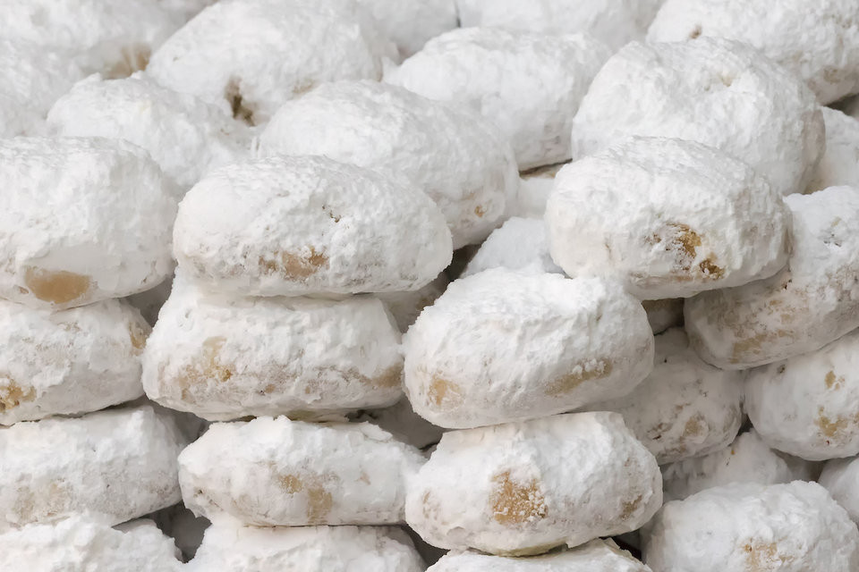 Kourabiedes là bánh quy cỡ nhỏ từ Hy Lạp. Các thành phần đặc biệt của bánh này là hạnh nhân.