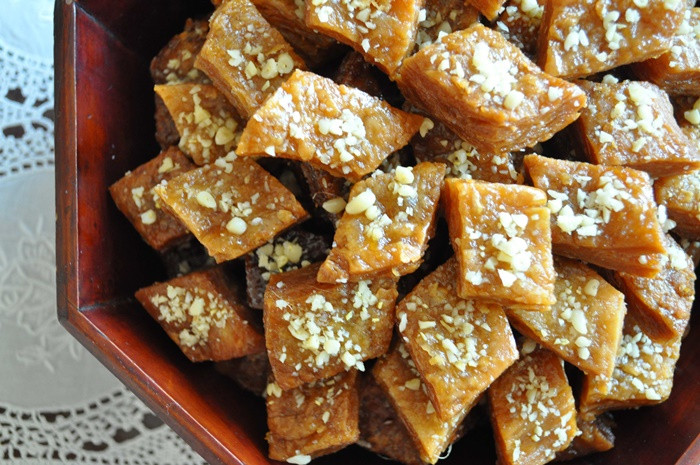 Yak Kwa là một loại bánh quy được chiên kỹ và nhúng mật ong của Hàn Quốc.