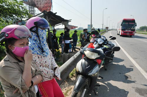 Nhiều người đứng trên Quốc lộ 1 đón xe vào miền Nam cho tiện để rồi bị nhà xe "chặt chém"Ảnh: Tử Trực.