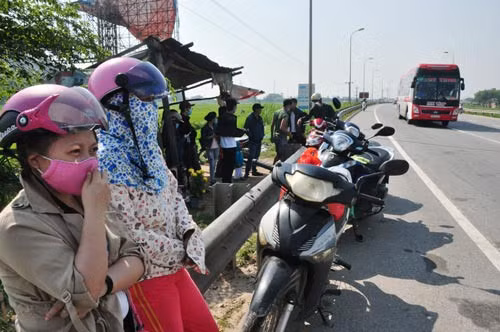 Nhiều người đứng trên Quốc lộ 1 đón xe vào miền Nam cho tiện để rồi bị nhà xe "chặt chém"Ảnh: Tử Trực.