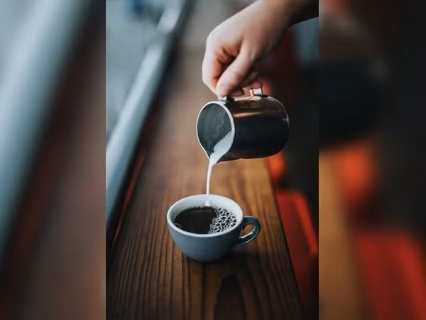 Lactose trong sữa và các sản phẩm từ sữa khác không tốt cho dạ dày khi bạn bị tiêu chảy. Tránh xa các sản phẩm như kem hoặc phô mai vì chúng khiến cho ruột bạn yếu hơn và tiêu chảy nặng thêm. Ảnh: Boldsky.