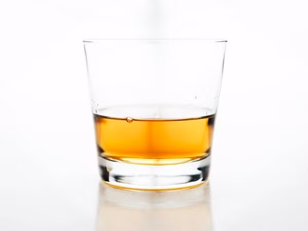 Rượu là thực phẩm cấm kỵ khi mắc tiêu chảy. Uống rượu có thể gây khó tiêu và làm trầm trọng thêm tình trạng này. Ảnh: Boldsky.