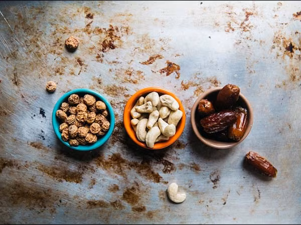 Các loại hạt giàu chất xơ có thể làm trầm trọng thêm tình trạng tiêu chảy. Chúng cũng có thể gây kích thích lớp lót trong ruột. Ảnh: Boldsky.